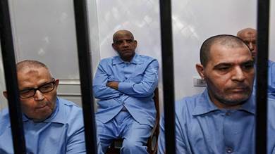 رئيس المخابرات الليبية السابق عبد الله السنوسي ومسؤولون آخرون في نظام الزعيم الراحل معمر القذافي خلال جلسة محاكمة في طرابلس ليبيا